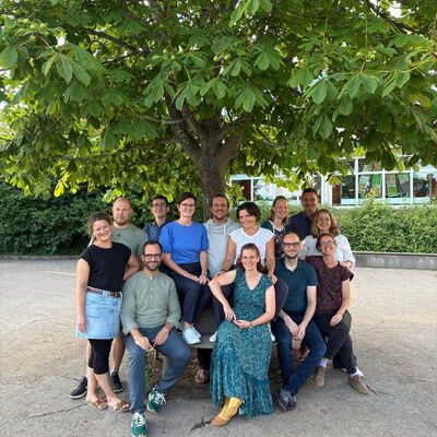 Futa Ensemble unter einem Kastanienbaum